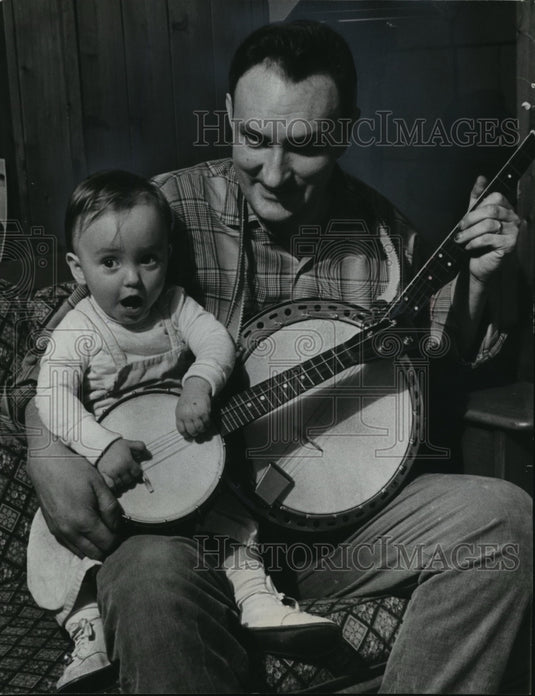 1963 Press Photo Kenneth Futterlieb and Daughter Jill Play Banjo's Together-Historic Images