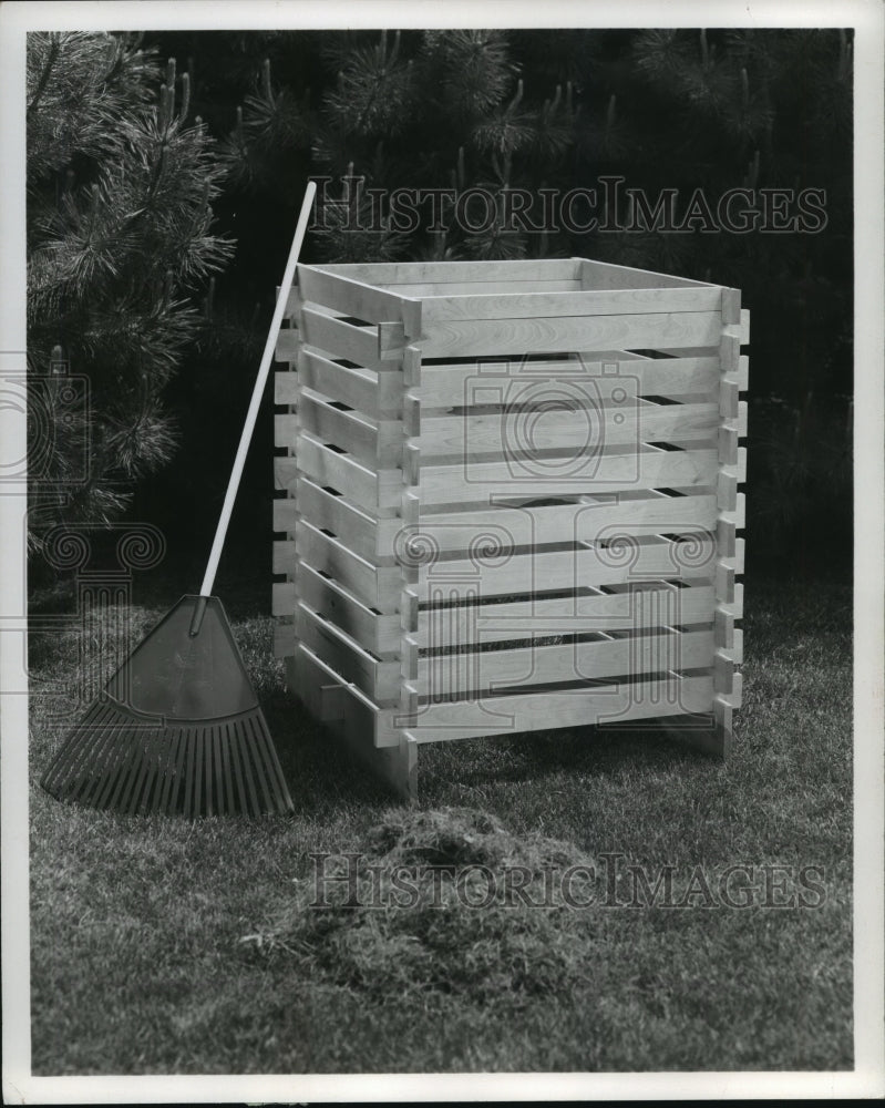 1994 Press Photo A compost bin turns yard waste into loamlike soil - Historic Images