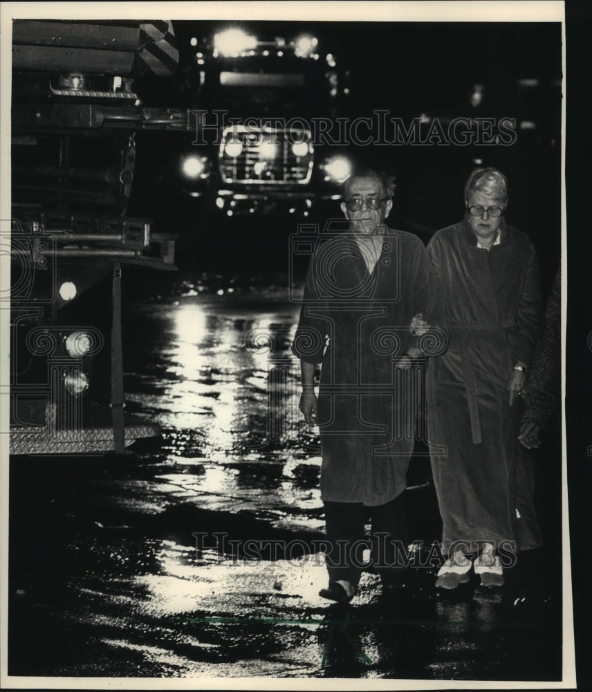 1988 Press Photo Jerry &amp; Maggie Bella homeless after Milwaukee fire - Historic Images