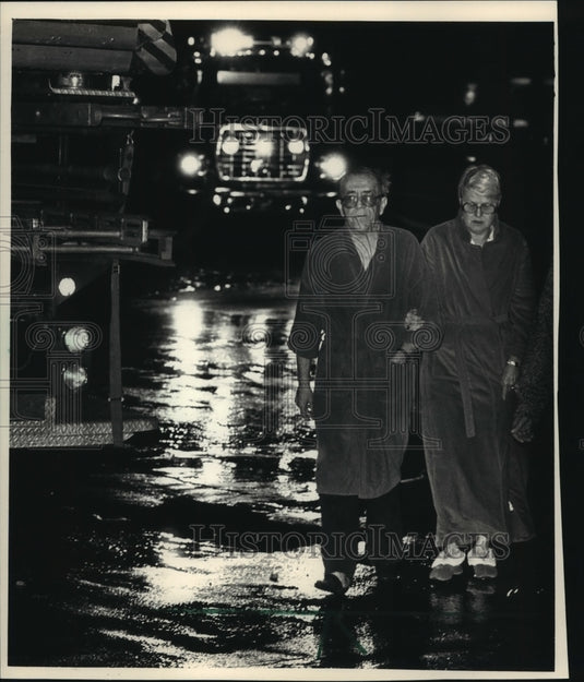 1988 Press Photo Jerry & Maggie Bella homeless after Milwaukee fire - Historic Images