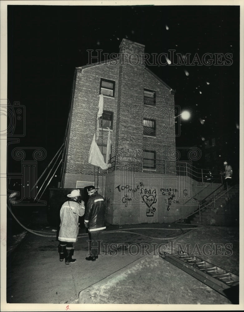 1988 Press Photo Firemen at  Hillside Housing Project Milwaukee - Historic Images
