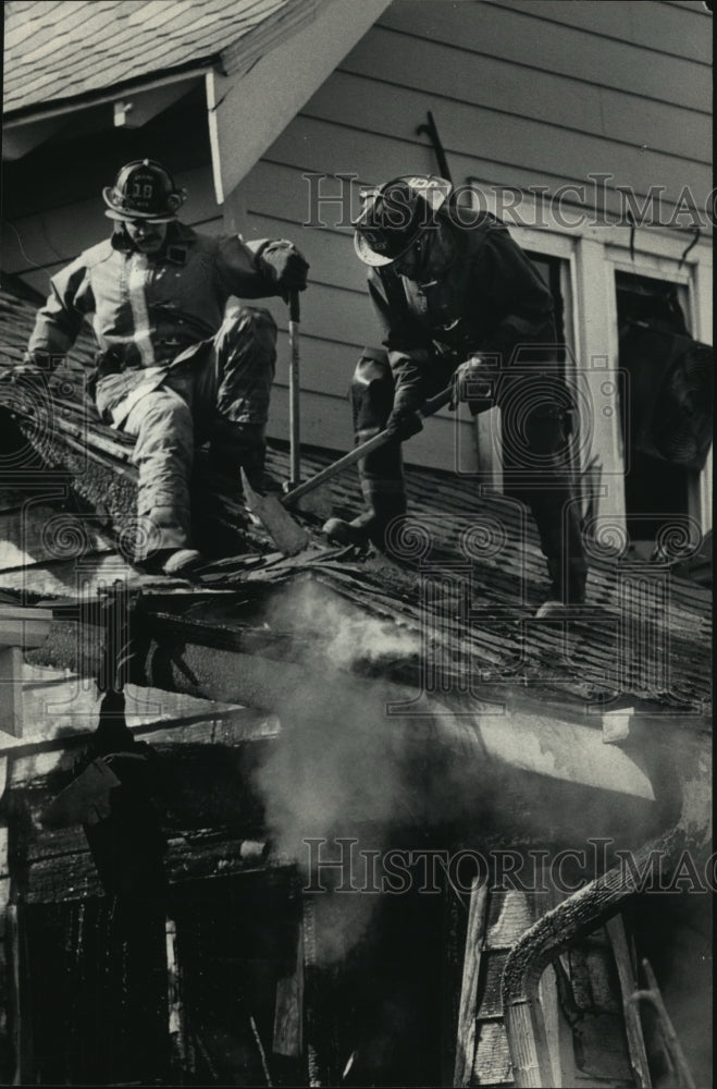 1986 Press Photo Firefighters on Roof of Home on Fire in Milwaukee, Wisconsin - Historic Images