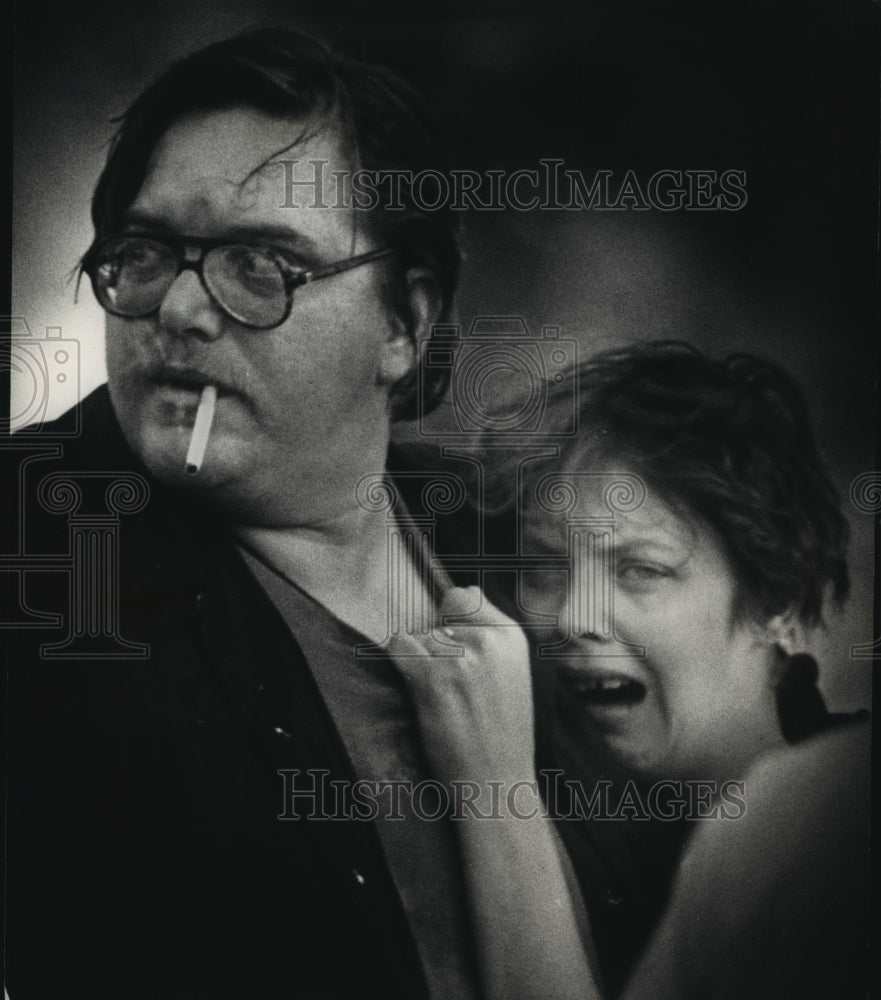 1988 Press Photo Man Comforting Woman Amidst House Fire In Milwaukee, Wisconsin - Historic Images