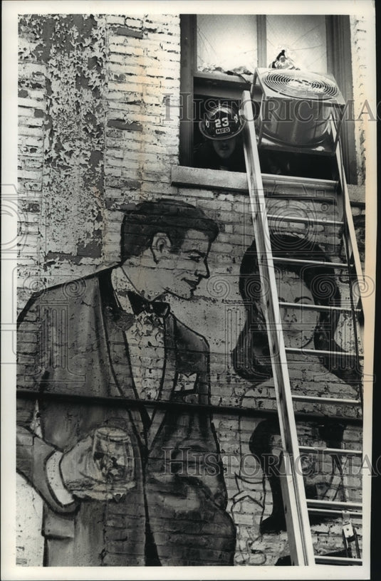 1989 Press Photo Firefighter clears Smoke from Apartment Blaze in Milwaukee - Historic Images