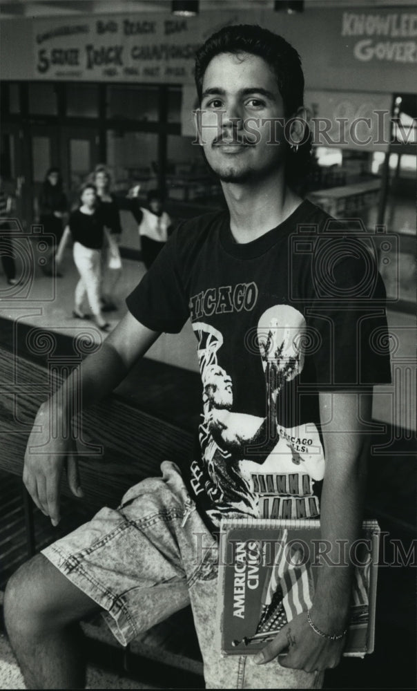 1990 Press Photo Jorge Castro at South Division High School in Milwaukee - Historic Images