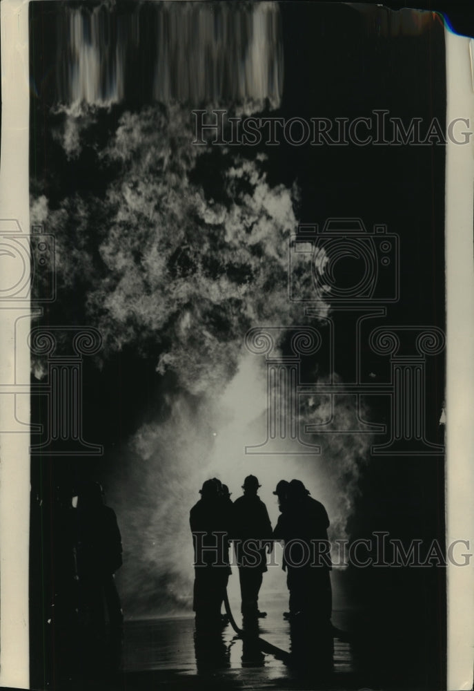 1985 Press Photo Trainee Firefighters are taught how to direct Hoses at Fire - Historic Images