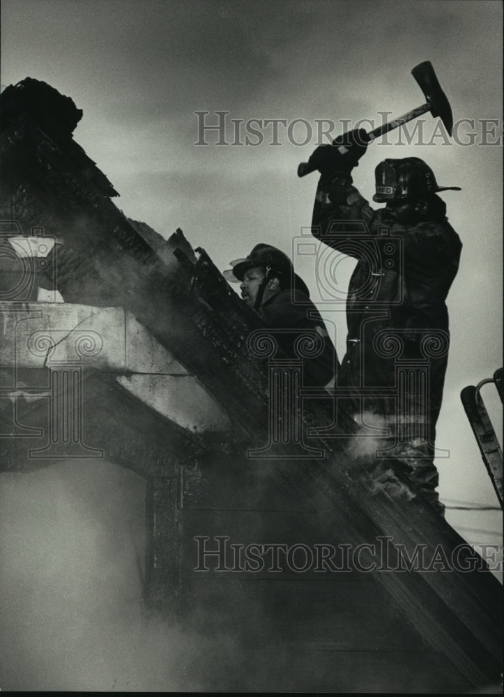 1988 Press Photo Firefighters battle a fire on North 13th Street in Milwaukee - Historic Images