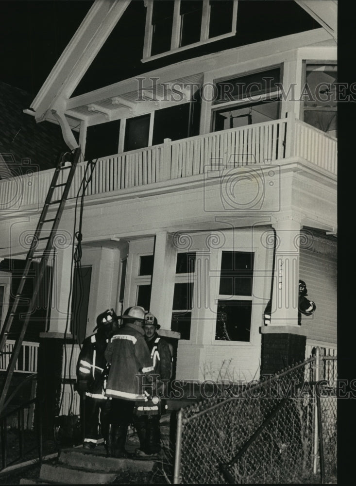 1988 Press Photo Four Milwaukee Firefighters On Front Porch of House Fire - Historic Images