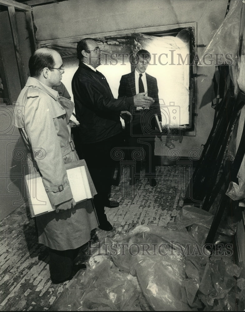 1987 Press Photo Judge Francis Wasielewski and Ken Berg visit crime scene - Historic Images