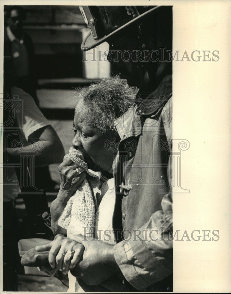 1987 Press Photo Firefighter escorts rescued woman during a fire - mjb18675 - Historic Images