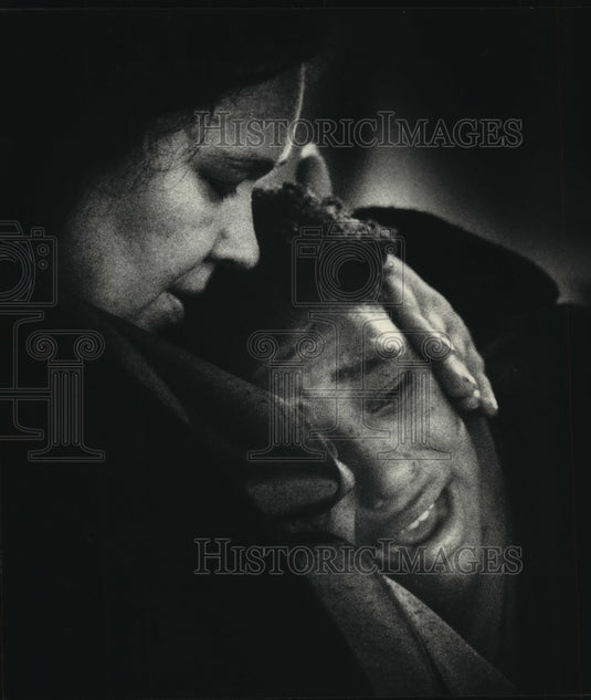 1987 Press Photo Milwaukee-Kenyetta Washington comforted by mother after fire - Historic Images