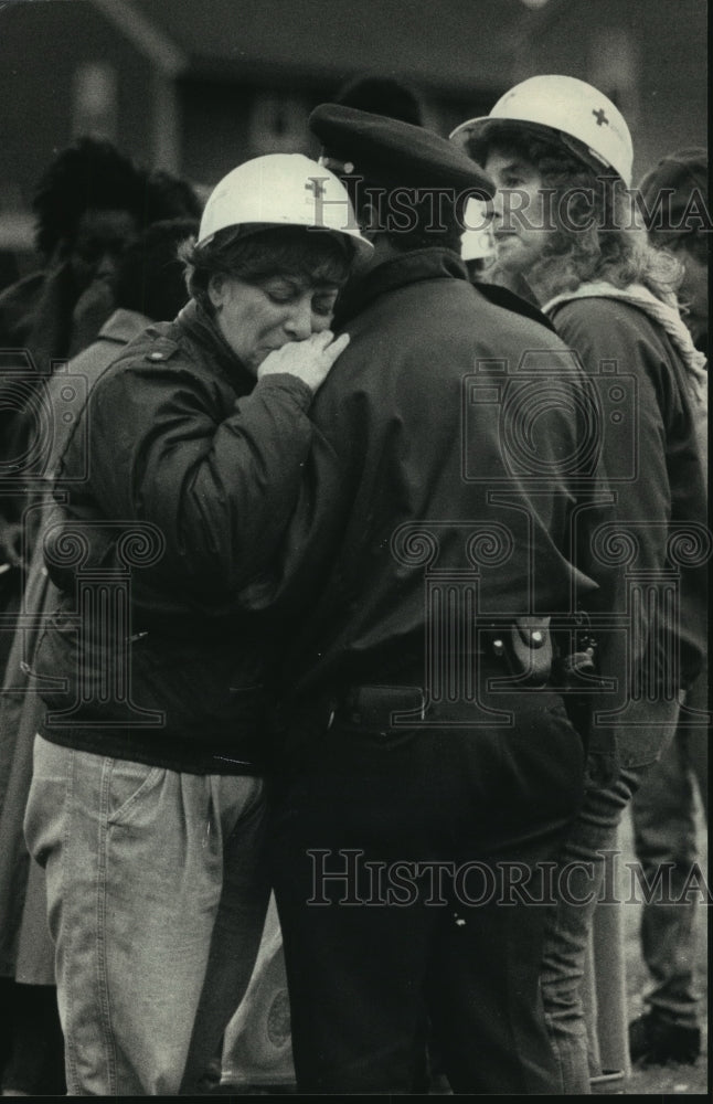1987 Press Photo Police officer comforts Red Cross worker after fire - mjb18680 - Historic Images