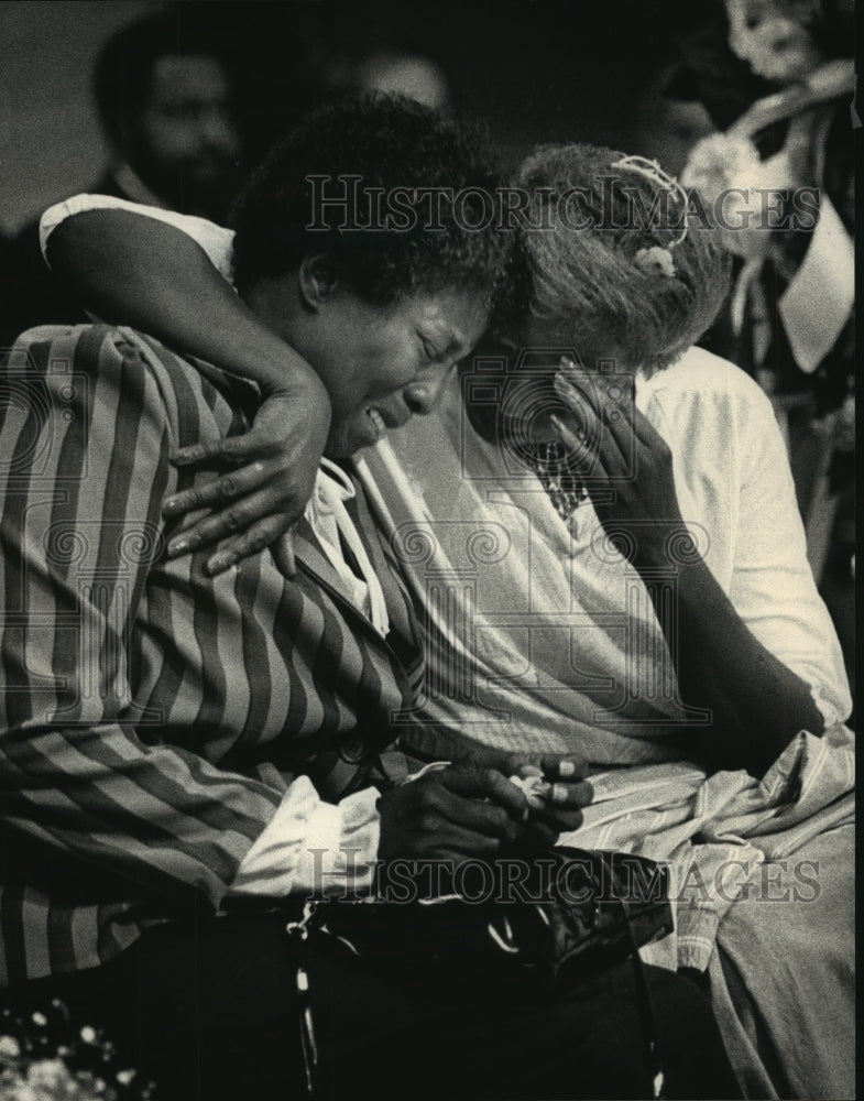 1987 Press Photo Ethel Huffman comforted by Evelyn Lee after fire - mjb18684 - Historic Images