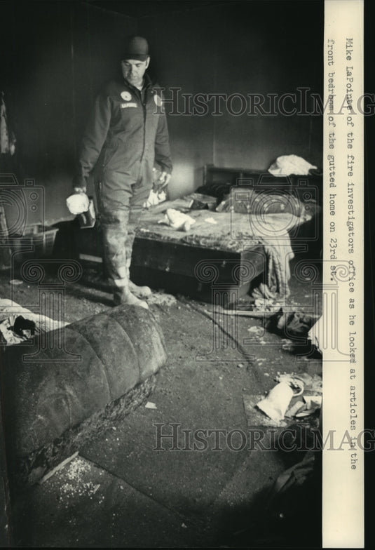 1987 Press Photo Detective Mike LaPointe searches home after fire - mjb18685 - Historic Images