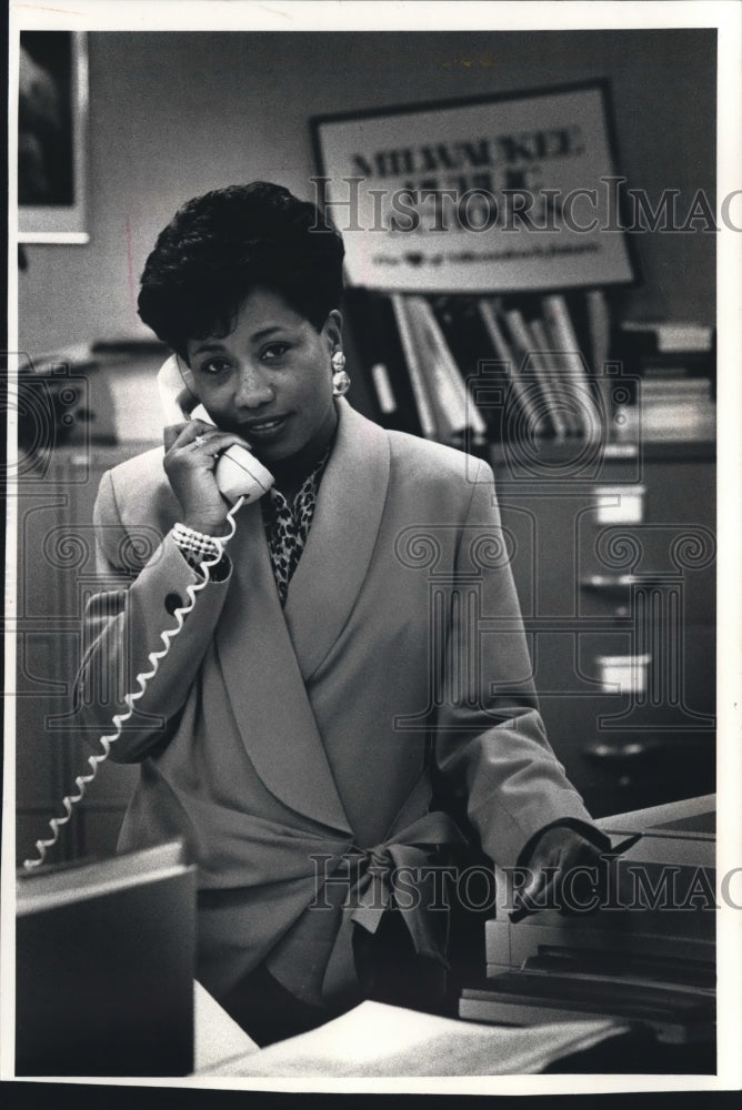 1990 Press Photo Deputy Superintendent Deborah McGriff, Milwaukee - Historic Images