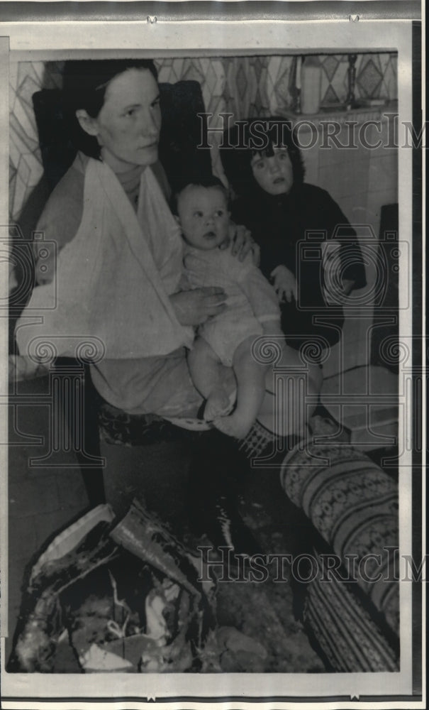 1972 Press Photo Philomena McGuckin with her two children in Belfast, Ireland - Historic Images