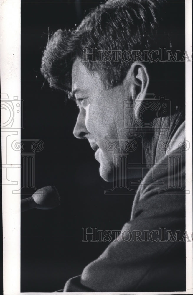 1971 Press Photo Representative Paul McCloskey speaks Milwaukee, Wisconsin rally - Historic Images