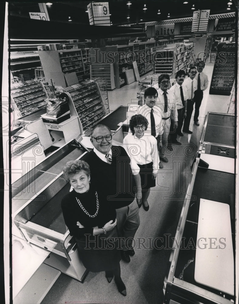 1990 The McAdams family at Pick n Save in Mukwonago, Wisconsin - Historic Images