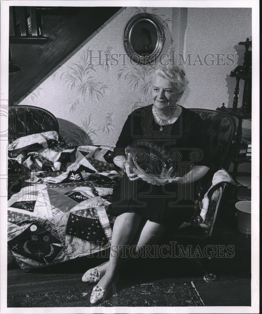 1953 Press Photo Anabel Douglas McArthur with Commemorative Plate - mjb18860 - Historic Images