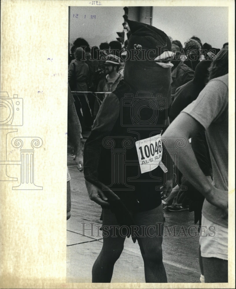 1982 Press Photo A participant in the Al Mcguire Run wears a cardinal costume. - Historic Images