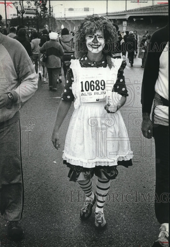 1982 Press Photo A participant of the Al McGuire Run dressed as Raggedy Ann. - Historic Images