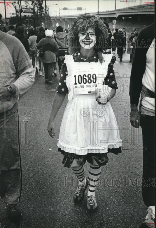 1982 Press Photo A participant of the Al McGuire Run dressed as Raggedy Ann. - Historic Images