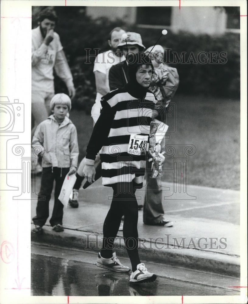 1982 Press Photo A participant of the Al McGuire Run wears a bee costume. - Historic Images