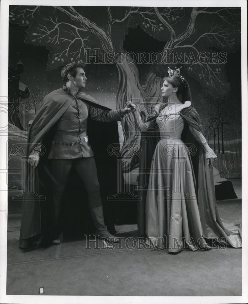 1963 Press Photo Biff McGuire and Jeannie Carson as Arthur and Guinevere - Historic Images