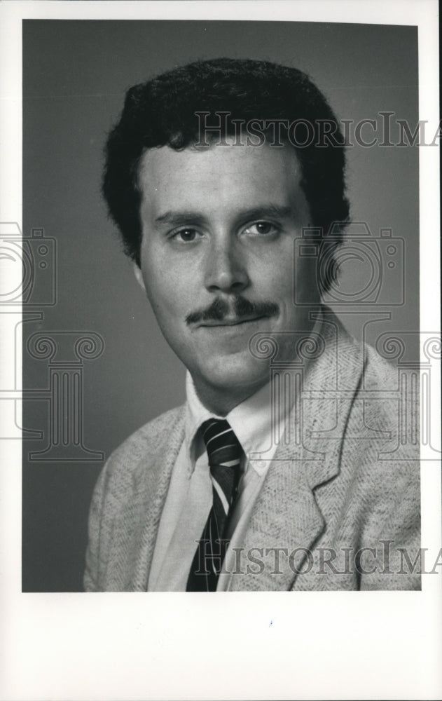 1988 Press Photo Leon Lynn, Journal reporter, Milwaukee. - mjb19084- Historic Images