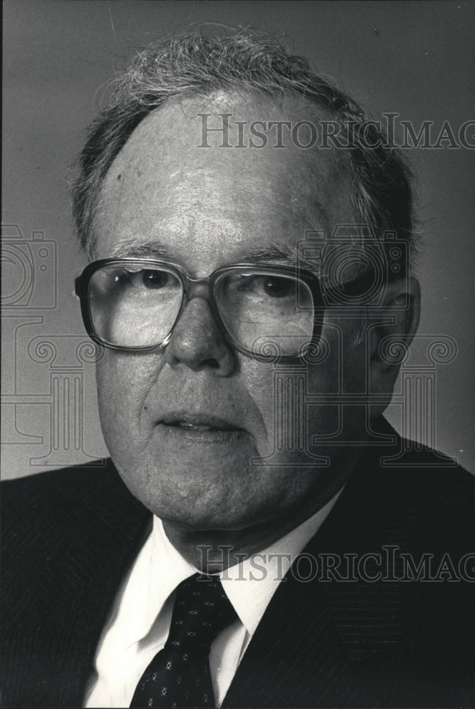 1988 Press Photo Milwaukee Financial Consultant Jerome J. Lux Investment Advisor - Historic Images