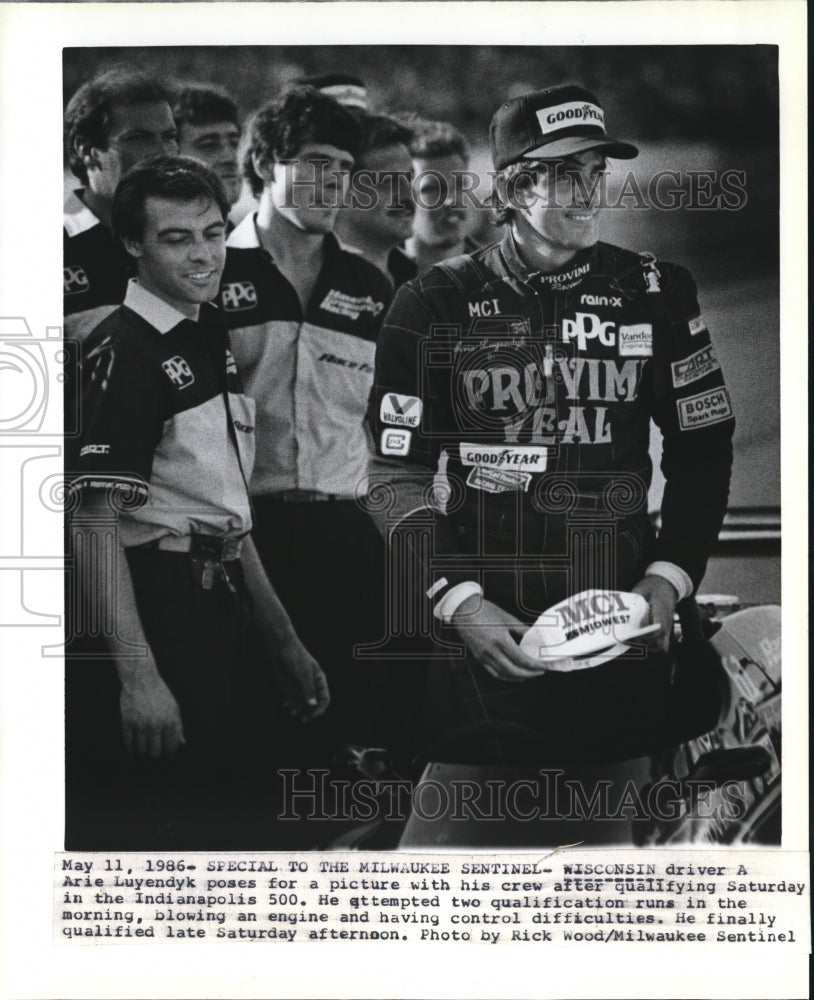 1986 Press Photo Driver Arie Luyendyk and his crew qualify for Indianapolis 500 - Historic Images