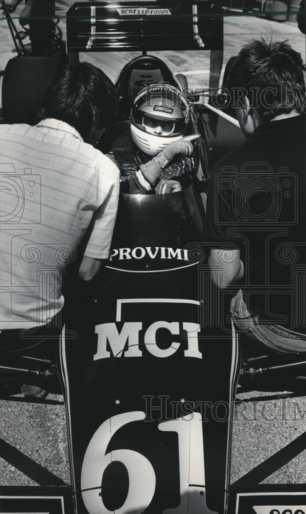 1986 Press Photo Arie Luyendyk,United States race car driver talks with his crew - Historic Images