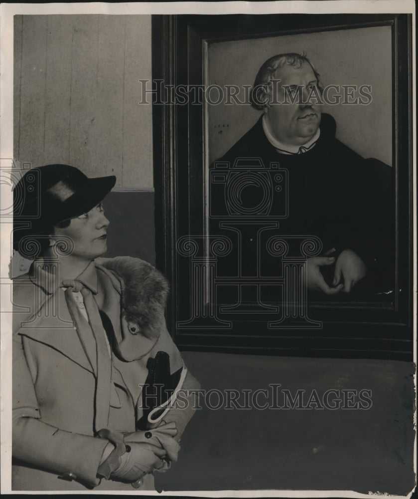 1934 Press Photo Clara Porter Looks at Cranach&#39;s Painting of Martin Luther - Historic Images