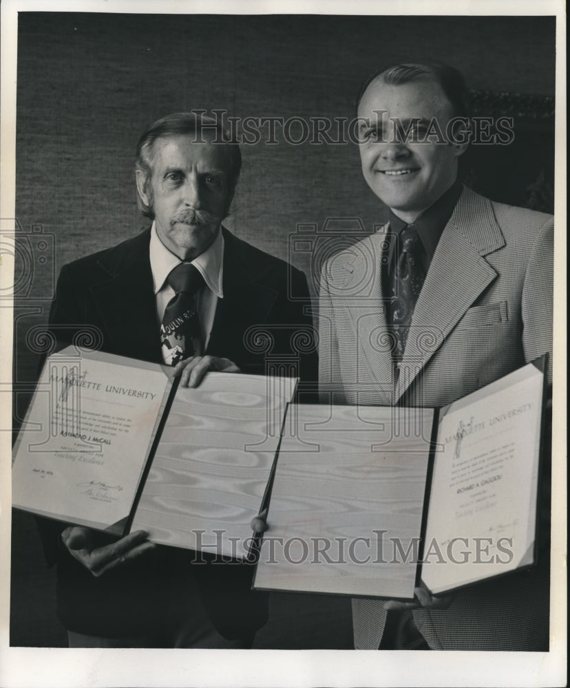 1978 Press Photo Raymond McCall, Richard Gaggioli Receive Excellence Awards, MU - Historic Images