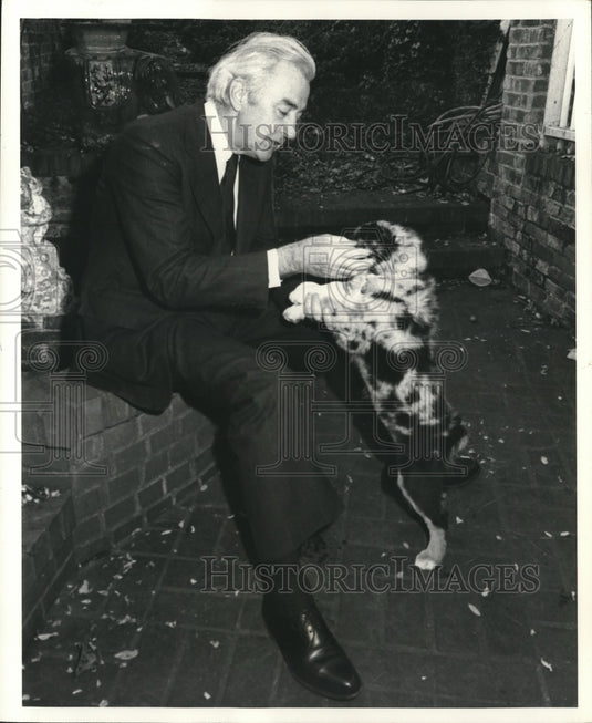 1976 Press Photo Eugene McCarthy, playing with Molly his sheep dog, Georgetown. - Historic Images