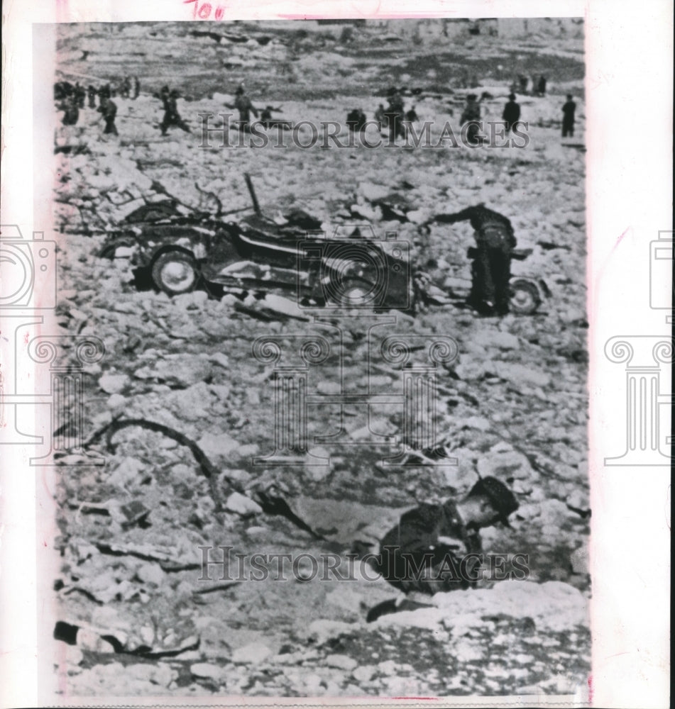 1963 Press Photo Italian Soldiers pulling bodies from mud &amp; debris, Piave River - Historic Images