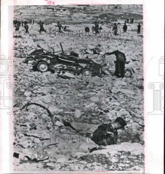 1963 Press Photo Italian Soldiers pulling bodies from mud & debris, Piave River - Historic Images