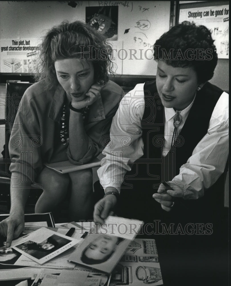 1989 Press Photo Connie Gage and Laura Manthey of McDonald Davis &amp; Associates - Historic Images