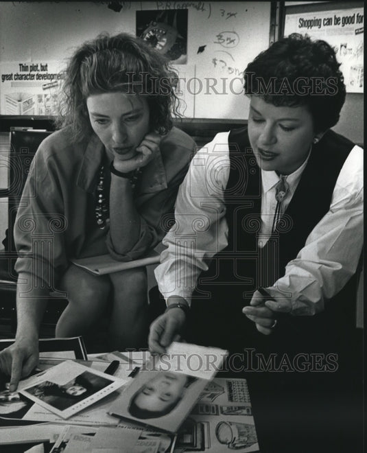 1989 Press Photo Connie Gage and Laura Manthey of McDonald Davis & Associates - Historic Images