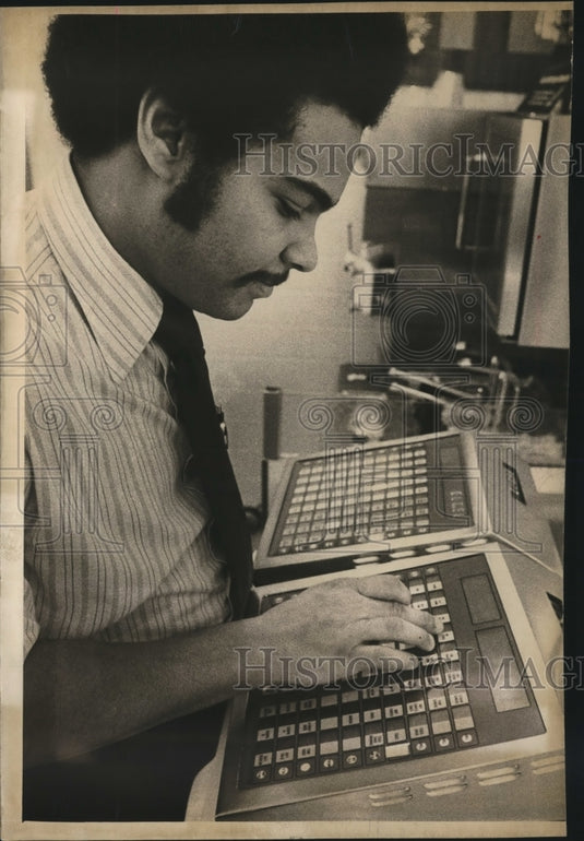 1979 Press Photo John Simms, Manager of McDonald's restaurant, works on computer - Historic Images
