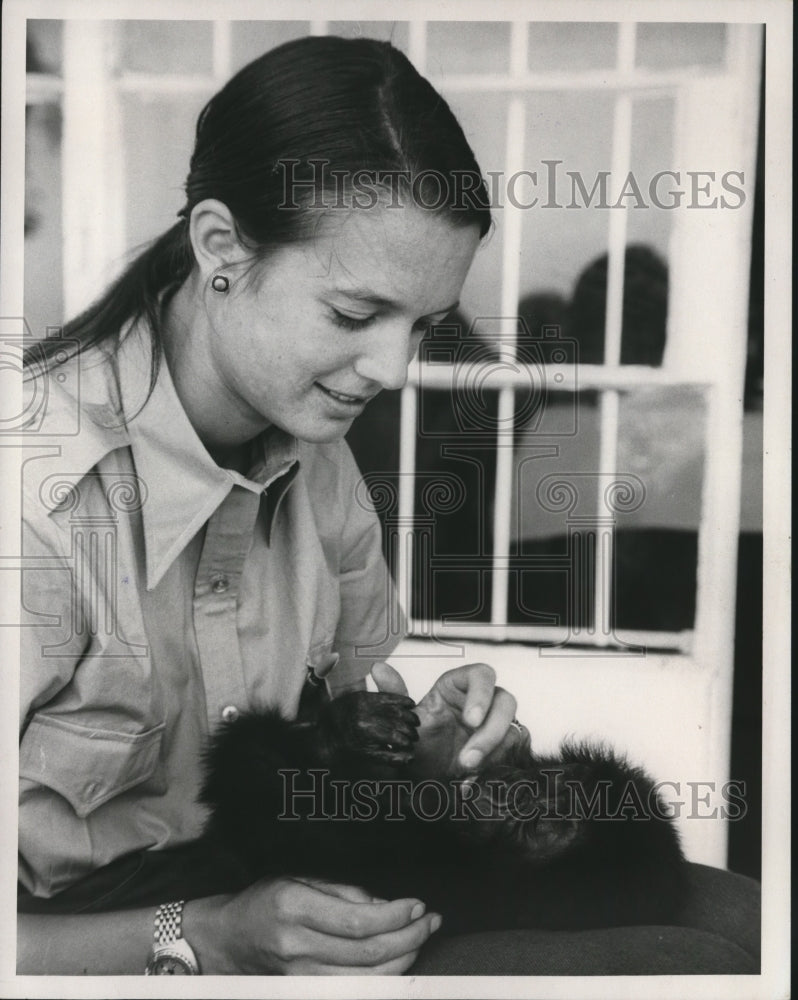 1975 Press Photo Wildlife Photographer Lee Lyon plays with baby Mountain Gorilla - Historic Images