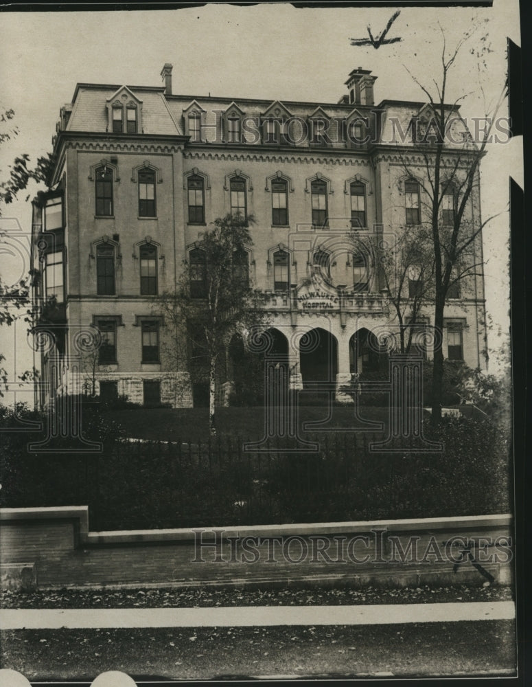 1936 Milwaukee Hospital exterior in 1910 - Historic Images