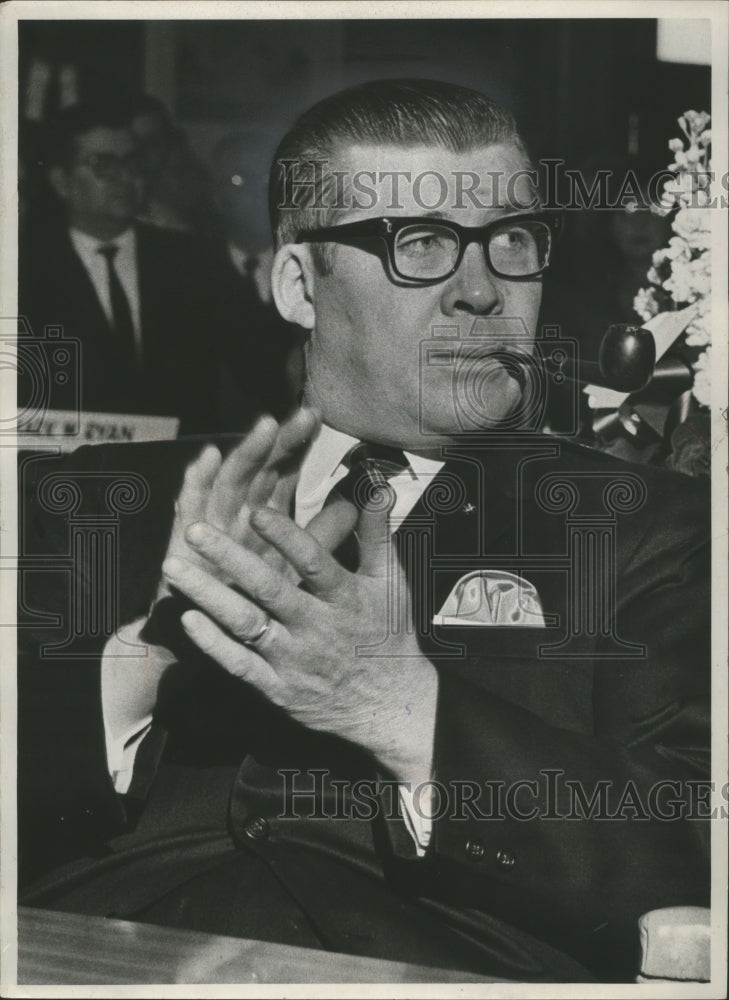 1968 Press Photo Alderman James McCann Applauds After Alderman Election-Historic Images