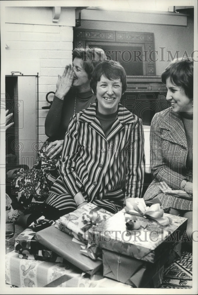 1972 Press Photo Barbara McCann and Schmoll at Barbara&#39;s baby shower, Milwaukee. - Historic Images