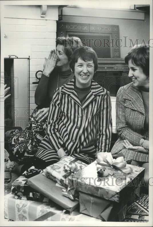 1972 Press Photo Barbara McCann and Schmoll at Barbara's baby shower, Milwaukee. - Historic Images
