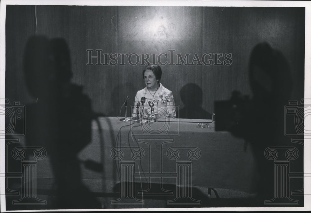 1968 Press Photo Wife of Senator, Mrs. Eugene McCarthy speaks to reporters - Historic Images