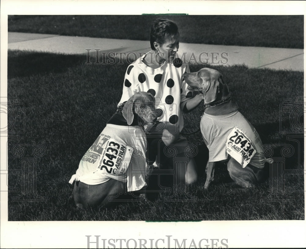 1986 Press Photo Barbara Bruns Registers her Dogs for Al McGuire Run - mjb19594 - Historic Images