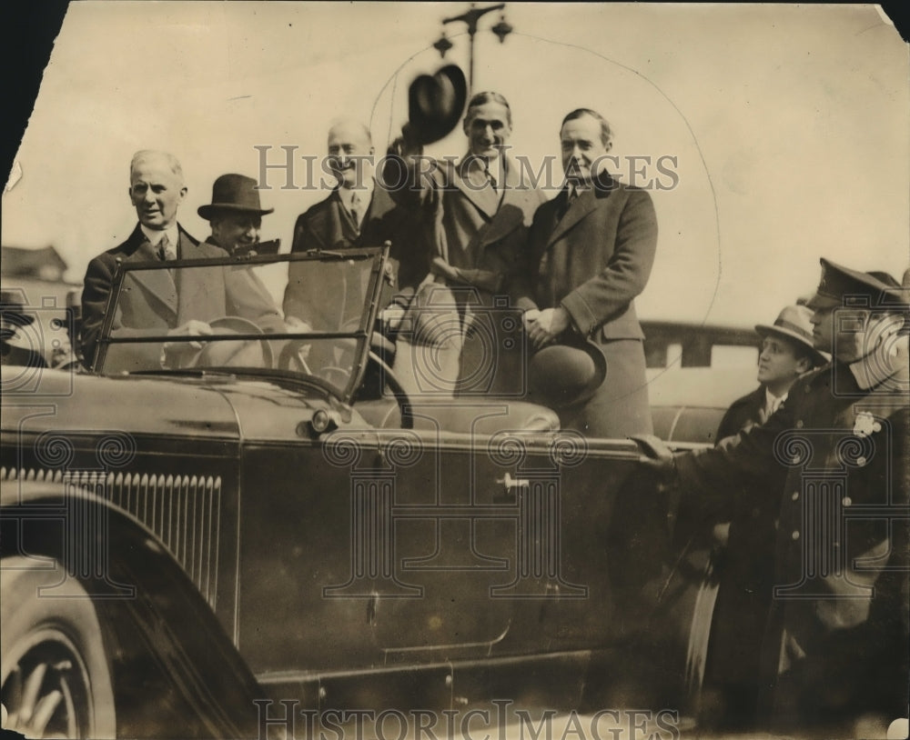 1924 Press Photo William Gibbs McAdoo and Judge Rockwell stand in automobile - Historic Images