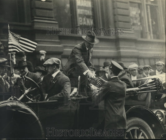 Press Photo William Gibbs McAdoo returning pencil to messenger - mjb19667 - Historic Images