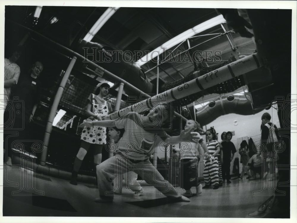 1993 Press Photo Child Limbos at Leaps and Bounds, Indoor Play Center - Historic Images